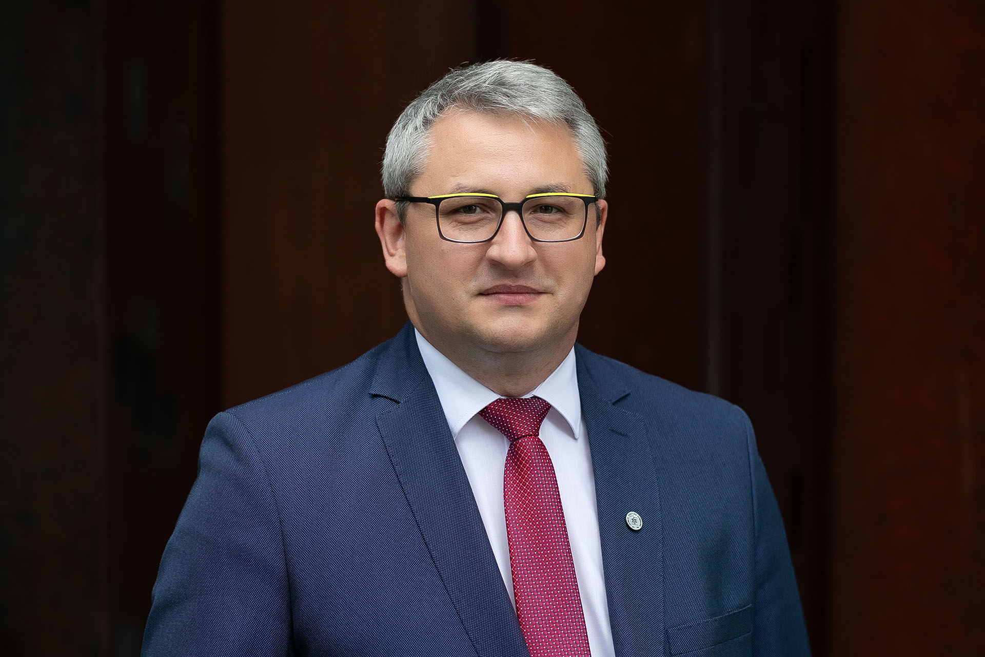 Patryk Rzońca – Prodziekan kierujący Wydziałem Nauk o Zdrowiu Warszawskiego Uniwersytetu Medycznego, zdjęcie portretowe